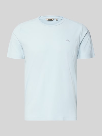 Produktfoto, jasnoniebieski męski t-shirt z fakturowanym wzorem, logo, okrągły dekolt, model 'TELLER TEE' od Ellesse, mieszanka materiałów z dodatkiem streczu, krój regular fit, długość tyłu w rozmiarze M: 67 cm