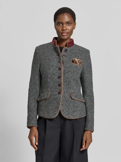 Frauenmodel trägt Blazer mit Brustleistentasche und Einstecktuch von White Label, grauer Stoff, rote Knöpfe, taillierter Schnitt, Stehkragen, Pattentaschen, Kontrastdetails, glatte Textur, Ganzkörperansicht von vorne.