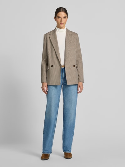 Vrouwenmodel draagt blauwe straight fit jeans uit katoenmix, lichte wassing, Straight Fit Jeans aus Baumwoll-Mix Modell 'Celia' van Garcia, dames straight fit jeans, volledig zicht van voren