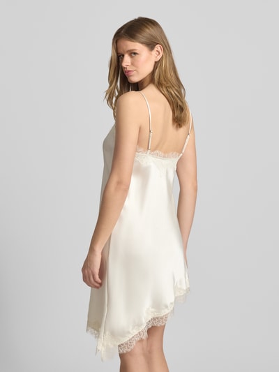 Vrouwenmodel draagt Tailliertes Satinkleid mit Spitze Modell 'BELLA' van Only, uni wit, taillering, mini, V-hals, verstelbare spaghettibandjes, kanten applicatie, asymmetrische zoom, satijntextuur, geheel van achteren