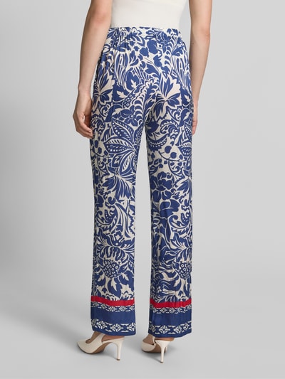 Frauenmodel trägt Hose aus Viskose-Mix mit elastischem Bund von WHITE LABEL, blau-weißes florales Muster, Straight Fit, Ganzkörperansicht Rückansicht.