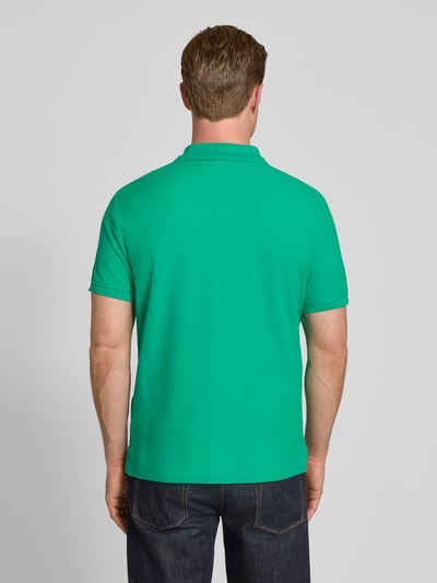 Männermodel trägt Regular Fit Poloshirt aus reiner Baumwolle von Tommy Hilfiger, Optik: Unifarben, Ganzkörperansicht Rückansicht