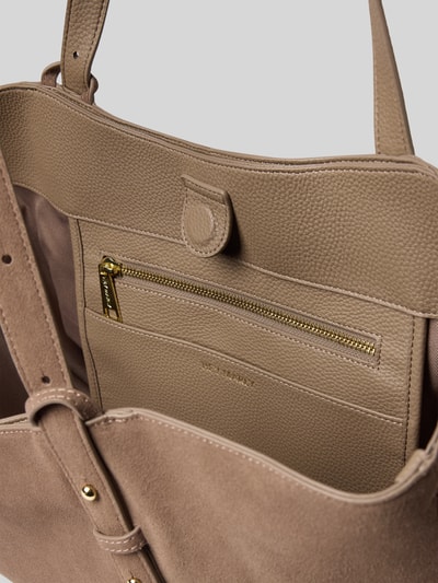 Produktfoto, Shopper aus echtem Leder Modell 'Pretty Wonder' von Hey Marly, beige, strukturierte Oberfläche, goldener Reißverschluss, Label-Detail, Hauptfach mit Magnetverschluss, verstellbare Schulterriemen, Innenfach, rechteckige Form, strukturierte Ledertextur