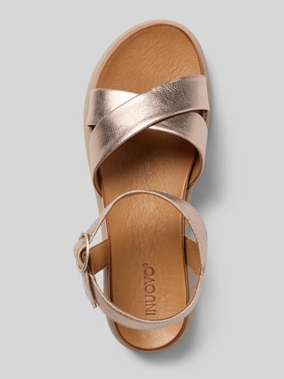 Produktfoto, Sandalette aus Leder mit Plateausohle von INUOVO in Roségold, abgerundete Spitze, Dornschließe, strukturierte Ledersohle, Absatzhöhe 3 cm