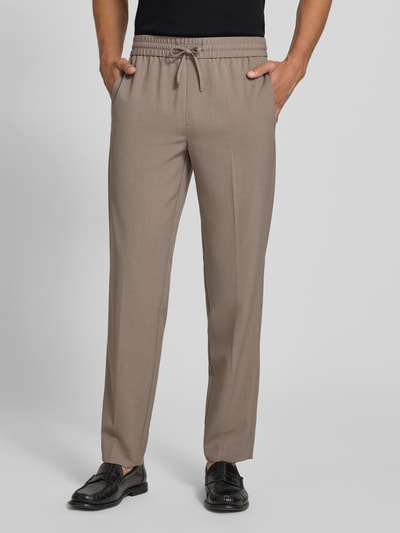 Männermodel trägt Relaxed Fit Sweatpants mit Viskose-Anteil von Lindbergh, Elastischer-Material-Mix, Bügelfalten, Ganzkörperansicht von vorne.