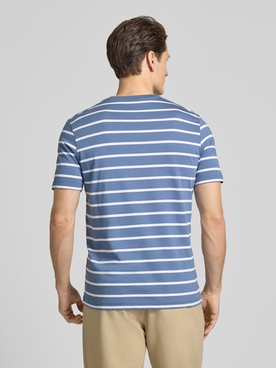 Männermodel trägt Regular Fit T-Shirt Mit Logo-Stitching von Christian Berg Men, blau-weiß gestreift, reine Baumwolle, Ganzkörperansicht Rückansicht.