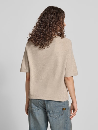 Männermodel trägt Damski t-shirt Regular Fit T-Shirt mit Rundhals Modell 'BREE' von PIECES, beżowy, prosta forma, gładka tekstura, Ganzkörperansicht Rückansicht.