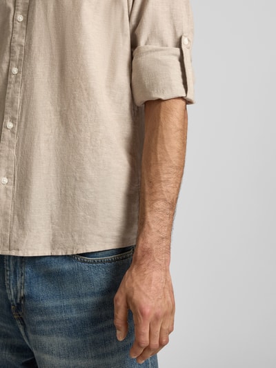 Männermodel trägt Regular Fit Freizeithemd mit Kentkragen Modell 'ABAN' von Blend, beige, Knopfleiste, Jeans, Nahaufnahme Oberkörper, Rückenlänge bei Größe M: 80 cm, Schulterbreite bei Größe M: 42 cm, Ärmellänge bei Größe M: 67 cm.