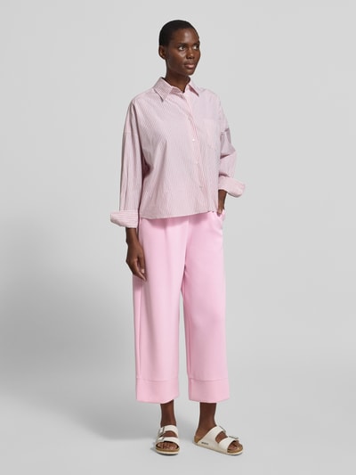 Vrouwenmodel draagt Wide Leg Sweatpants met steekzakken van Rich & Royal in lichtroze modalmix met stretch, dames sweatpants, elastische band, binnenbeenlengte bij maat S 63 cm, wide leg, comfort fit. Ganzlichaansicht van voren.
