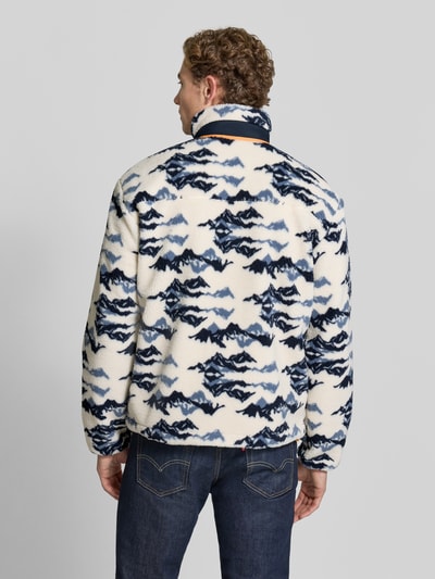 Männermodel trägt Regular Fit Fleecejacke mit opstaande kraag van NAUTGÅRD, fleece met blauw-witte bergprint, gestikt logo, napoleonzak, ruglengte maat M 70 cm, schouderbreedte 51 cm, borstwijdte 59 cm, mouwlengte 65 cm, ganzekörperaanzicht achterkant