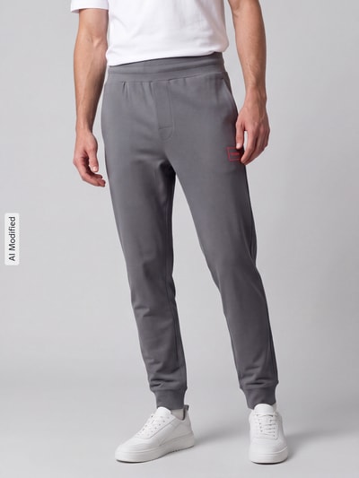 HUGO Spodnie dresowe w kroju regular fit z mieszanki bawełny model 'Laze Pants CW' Średnioszary 4