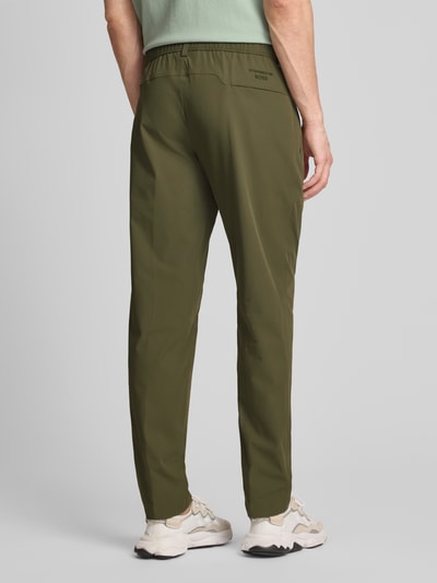 Männermodel trägt Regular Fit Hose mit Bügelfalten Modell 'PS SPIRIT70' van BOSS Green X PORSCHE, look: effen, met stretch, ganzkörperansicht rückansicht.
