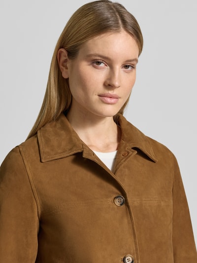 Frauenmodel trägt Lederjacke aus Ziegenvelours mit Eingrifftaschen Modell 'DARIO' von Bash in Braun, Nahaufnahme Oberkörper.