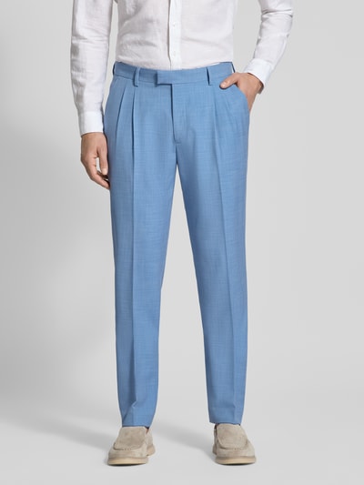 Männermodel trägt Straight Fit Anzughose mit Bügelfalten von MCNEAL in Hellblau, Bund mit Hakenverschluss, Ganzkörperansicht von vorne.