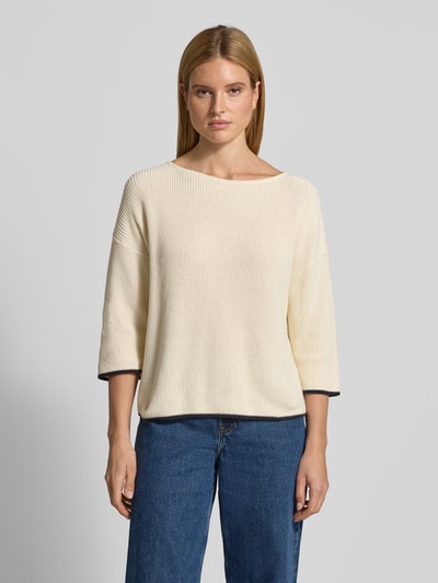 Frauenmodel trägt Strickpullover mit 3/4-Ärmel von comma, reine Baumwolle, lockerer Schnitt, U-Boot-Ausschnitt, Ganzkörperansicht von vorne