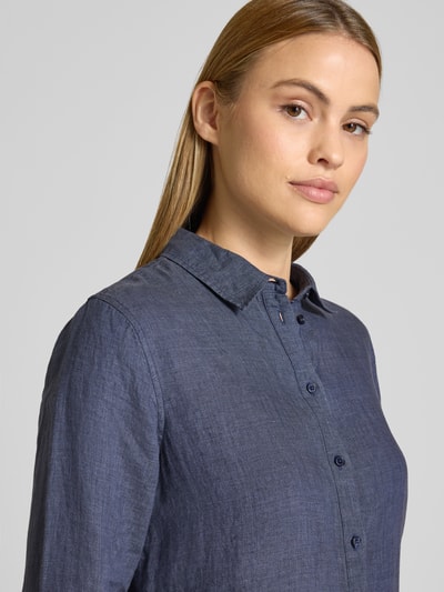 Frauenmodel trägt Leinenbluse mit Label-Detail und Hemdblusenkragen von Fynch-Hatton in Dunkelblau, reines Leinen, Nahaufnahme Oberkörper.