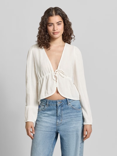 Frauenmodel trägt Regular Fit Langarmbluse aus reiner Baumwolle Modell 'SASTINA' von Pieces, Optik: Unifarben, Musselin, Ganzkörperansicht von vorne.