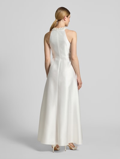 Frauenmodel trägt Maxikleid aus Satin mit Perlen von Adrianna Papell in A-Linie, cremefarben, mit Rundhalsausschnitt, Volants, Rückenreißverschluss, Rückenlänge 156 cm, Brustweite 38 cm, Ganzkörperansicht Rückansicht.