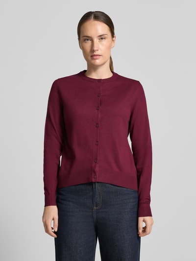 Frauenmodel trägt Regular Fit Strickjacke aus Viskose-Mix von s.Oliver RED LABEL, bordeauxrot, feine Struktur, Ganzkörperansicht von vorne. Damen Strickjacke von s.Oliver RED LABEL