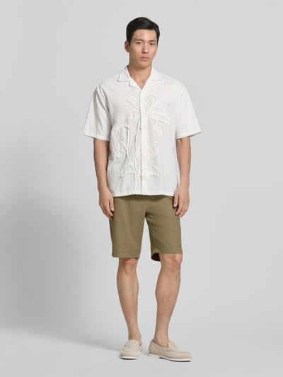 Männermodel trägt Shorts aus Baumwolle mit elastischem Bund von JAKE*S STUDIO MEN in Oliv, Regular-Fit, Tunnelzug, Ganzkörperansicht von vorne.