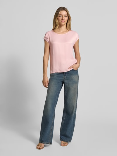 Frauenmodel trägt T-Shirt aus Viskose-Elasthan-Mix mit Rundhalsausschnitt von More & More, rosa, glatte Textur, Ganzkörperansicht von vorne. Regular Fit, Kappärmel, Rückenlänge 63 cm bei Größe 36, kombiniert mit blauer Jeans.