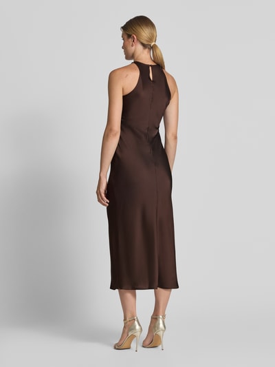 Frauenmodel trägt Abendkleid aus Satin mit Rundhalsausschnitt Modell 'RAVENNA' von VILA in Braun, glatte Textur, Ganzkörperansicht Rückansicht