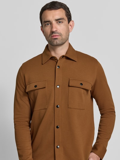 Mannenmodel draagt relaxed fit heren vrijetijdsoverhemd van katoenmix model 'JACKIE' van Selected Homme in bruin, Nahaufnahme Oberkörper.