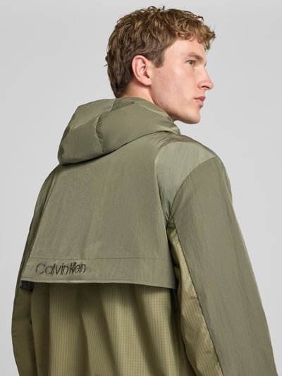 Calvin Klein Jeans kurtka przeciwdeszczowa o kroju regular fit z karczkiem Khaki 3