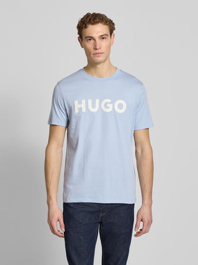 Męski t-shirt Regular Fit T-Shirt aus reiner Baumwolle Modell 'DULIVIO' od HUGO, jednokolorowy, okrągły dekolt, krótki rękaw, dżersej, nadruk z logo, całkowicie z przodu, krój regular fit, czysta bawełna, widok całej sylwetki z przodu.