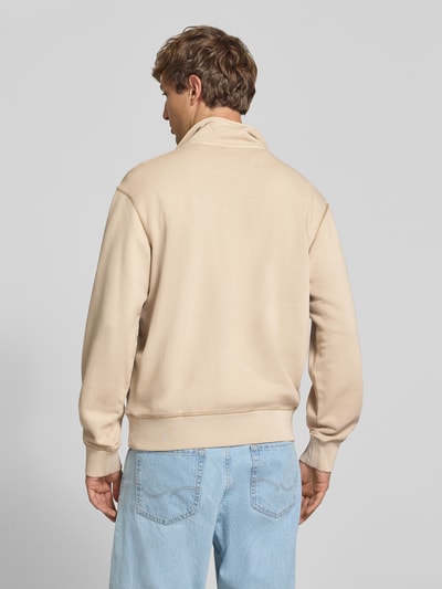 Männermodel trägt Regular Fit Sweatshirt aus reiner Baumwolle von G-Star RAW in Beige, glatte Textur, Ganzkörperansicht Rückansicht.
