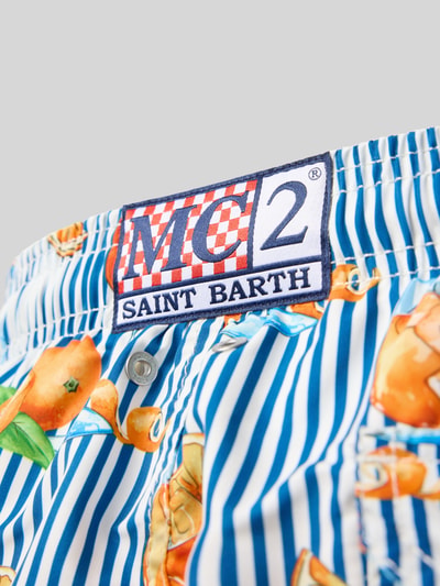 Produktfoto, Straight Fit Badeshorts mit Logo-Patch Modell 'Gustavia' von MC2 Saint Barth, floraler Allover-Print, Gesäßtasche, elastischer Bund mit Tunnelzug, blaue und weiße Streifen, glatte Textur