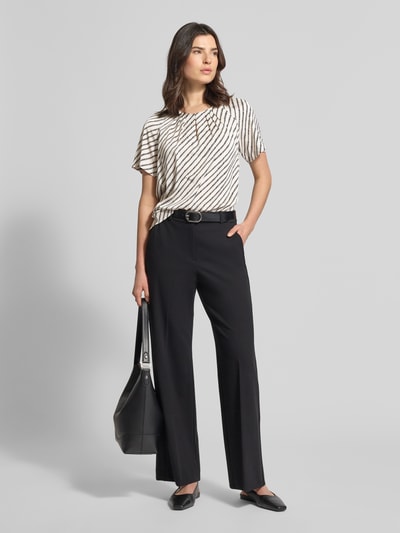 Frauenmodel trägt Blusenshirt mit Schlüsselloch-Ausschnitt von Comma, creme-schwarz Allover-Look, Material-Mix mit Stretch-Anteil, Regular-Fit, Gelegte Falten, Ganzkörperansicht von vorne.