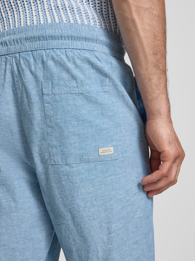 Männermodel trägt Hose aus Baumwoll-Leinen-Mix mit elastischem Bund von Blend in Hellblau, Struktur sichtbar, Nahaufnahme Rückansicht. Regular Fit, Modell 'ABAN', Bundweite 39 cm, Innenbeinlänge 76 cm.