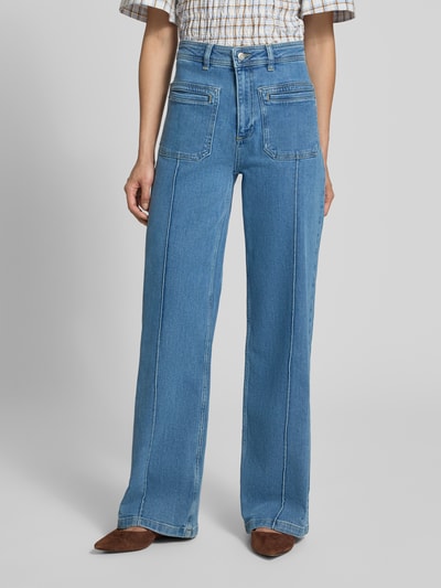 Frauenmodel trägt Wide & Loose Fit Jeans aus mieszanka bawełny i modalu von Jake*s Casual w jasnoniebieskim kolorze, widok z przodu, Ganzkörperansicht von vorne.