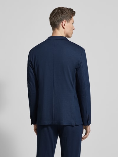 Männermodel trägt Slim Fit Anzug mit 2-Knopf-Sakko van Manuel Ritz in marine, viscosemix met stretch, reverskraag, broek met persvouwen, Ganzkörperansicht Rückansicht.