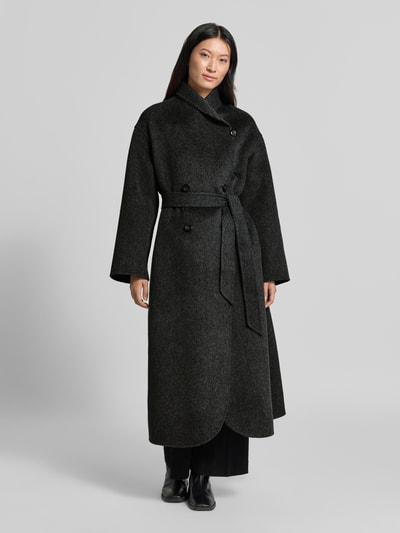 Frauenmodel trägt Mantel mit Schalkragen von Emporio Armani in Dunkelgrau, doppelte Knopfleiste, Taillienband, strukturierte Textur, Ganzkörperansicht von vorne. Rückenlänge 129 cm, Schulterbreite 49 cm, Brustweite 53 cm, Ärmellänge 56 cm.