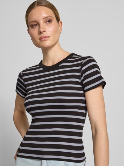 Frauenmodel trägt Damen T-Shirt aus Reine Baumwolle, Slim-Fit, Modell 'Koale' von Drykorn, Ripp-Optik, Schwarz-Grau, Nahaufnahme Oberkörper.