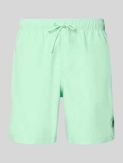 Produktfoto, Badehose mit Label-Patch Modell 'Mike' von Shiwi in Mintgrün, lockere Passform, elastischer Bund mit Kordelzug, glatte Textur.