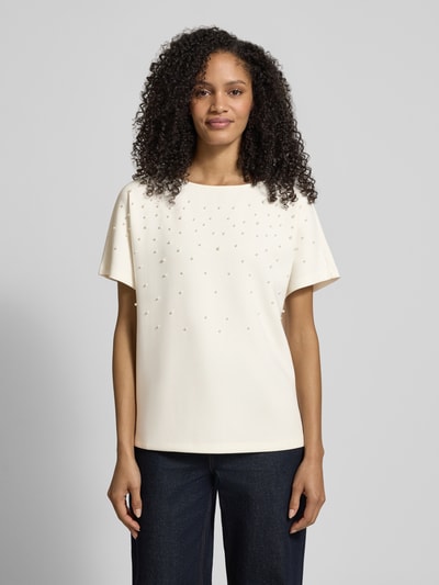 Vrouwenmodel draagt T-shirt met ronde hals en parels van Christian Berg Woman, materiaalmix met modal, relaxed fit, voorkant, bovenlichaam close-up