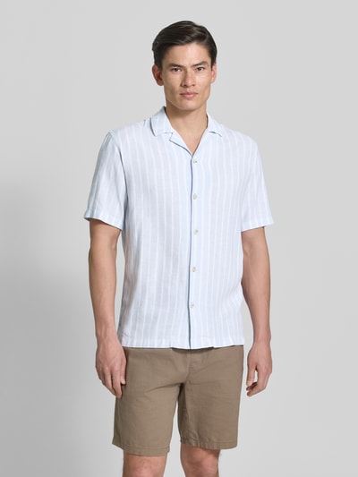 Männermodel trägt Relaxed Fit Freizeithemd aus Viskose-Leinen-Mix von Tom Tailor Denim, Optik:Allover-Muster, Gestreift, Kurzarm, Ganzkörperansicht von vorne.