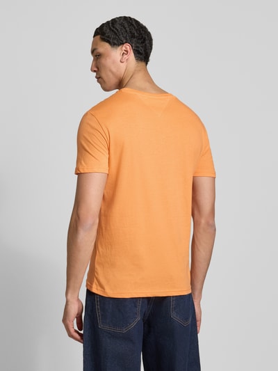 Männermodel trägt Slim Fit T-Shirt Modell 'TJM XSLIM JASPE HTR TEE E' von Tommy Jeans in Optik: Unifarben, Ganzkörperansicht Rückansicht.