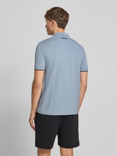 Männermodel trägt Regular-Fit Poloshirt aus Baumwoll-Mix Modell 'PADDY PRO' von BOSS Green in Hellblau, Ganzkörperansicht Rückansicht.