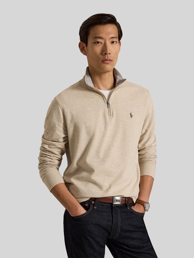 Männermodel trägt Regular Fit Sweatshirt aus Baumwoll-Mix von Polo Ralph Lauren in Beige, dezente Struktur, Ganzkörperansicht von vorne. Herren Sweatshirt von Polo Ralph Lauren.