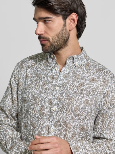 Männermodel trägt Regular Fit Leinenhemd aus reinen Leinen von Christian Berg Men mit Allover-Paisley-Print, Nahaufnahme Oberkörper.