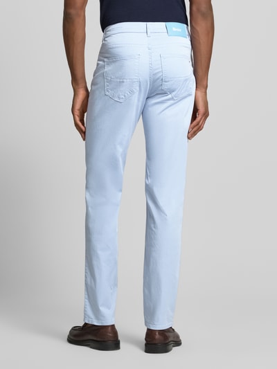 Męski model nosi Slim Fit Stoffhose mit Lyocell-Anteil Modell 'Cadiz' od Brax, jasnoniebieski, 5-kieszeniowy, krój slim fit, elastyczna mieszanka bawełny, szerokość w rozmiarze 32/32: 107 cm, długość nogawki: 81 cm, widok całej sylwetki od tyłu
