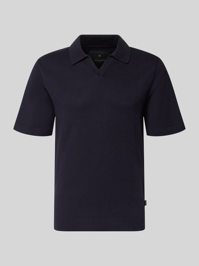 Produktfoto, dunkelblaues Strickshirt mit V-Ausschnitt Modell 'MILANO' von Jack & Jones Premium aus Baumwoll-Mix mit Gerader-Schnitt und Umlegekragen, Label-Detail seitlich, Rückenlänge bei Größe M: 69 cm.