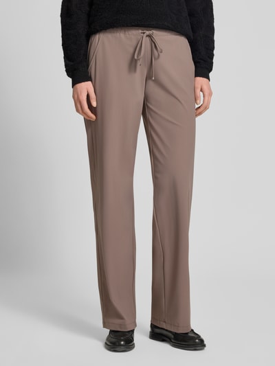 Vrouwenmodel draagt Straight Leg Jogpants uit high-tech jersey model 'CANDICE' van Raffaello Rossi in taupe met elastische band en vetersluiting, dames, binnenbeenlengte maat 36: 84 cm, bandwijdte maat 36: 40 cm, comfortbroekdesign, stoffen broek, ganzekijk van voren.