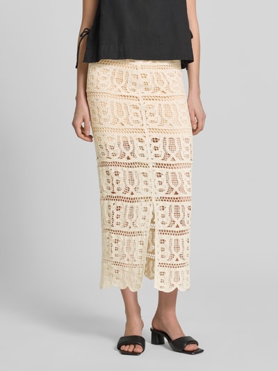 Frauenmodel trägt Maxirock mit Häkelspitze Modell 'OCTAVIA' von Guess aus reiner Baumwolle, gerader Schnitt, Unterrock in Creme, Nahaufnahme Unterkörper.
