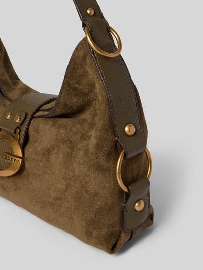 Produktfoto, Shoulder Bag mit Logo-Detail Modell 'CAMDEN' von GUESS, Główna przegroda z klapką, pasek na ramię, brązowa, zamszowa faktura, detal z logo, Szerokość w rozmiarze 1: 36 cm, Długość w rozmiarze 1: 38 cm, Głębokość w rozmiarze 1: 10 cm, Długość paska na ramię w rozmiarze 1: 46 cm