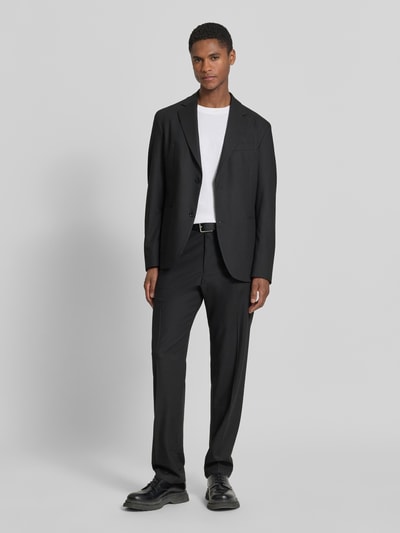 Männermodel trägt Anzughose mit Bügelfalten Modell 'AJEND' von Drykorn in Schwarz, Regular Fit, Material-Mix, Ganzkörperansicht von vorne.